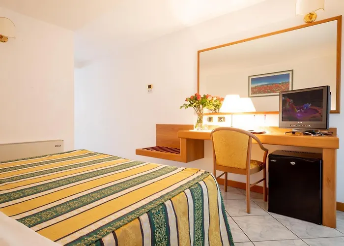 Capri 3s Готель 3*